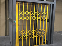 Elevador de carga com estrutura e fechamento - 1