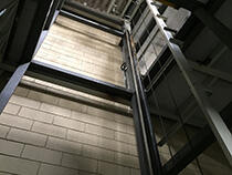 Elevador de carga com estrutura e fechamento - 7